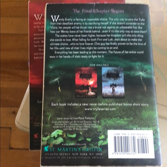 2 of 3 book series by Amanda Hocking - Picture 3 of 4